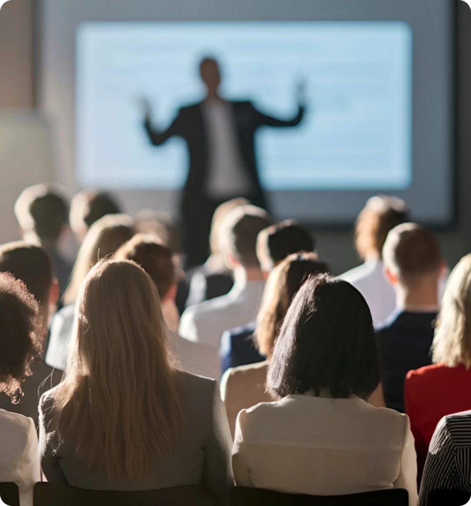 SECOT personas en una conferencia mirando hacia delante