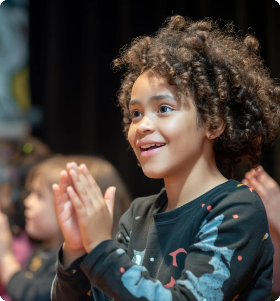 niño de pelo rizado mirando con ilusión